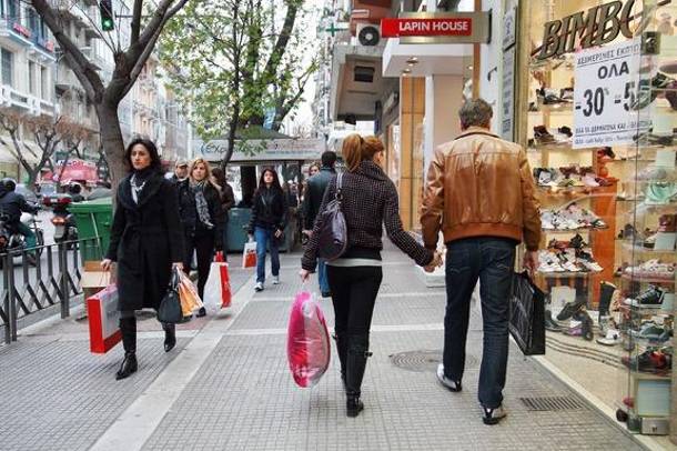 Ξεκινά το εορταστικό ωράριο των καταστημάτων